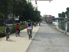 les cyclistes sur la berge
